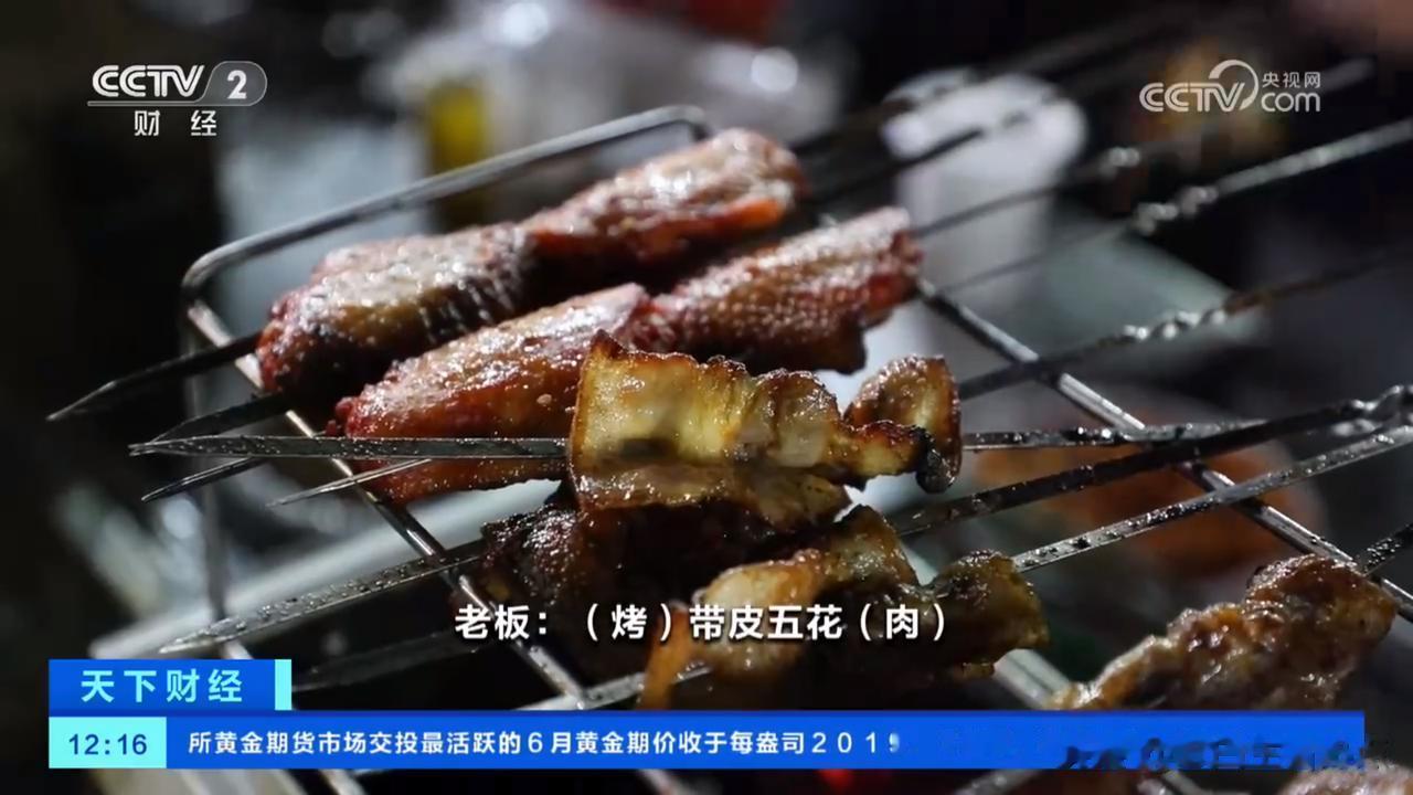 淄博烧烤为什么爆火？
或许是在多灾年份刚过后，恰好回应了社会对公序良俗的渴望。
