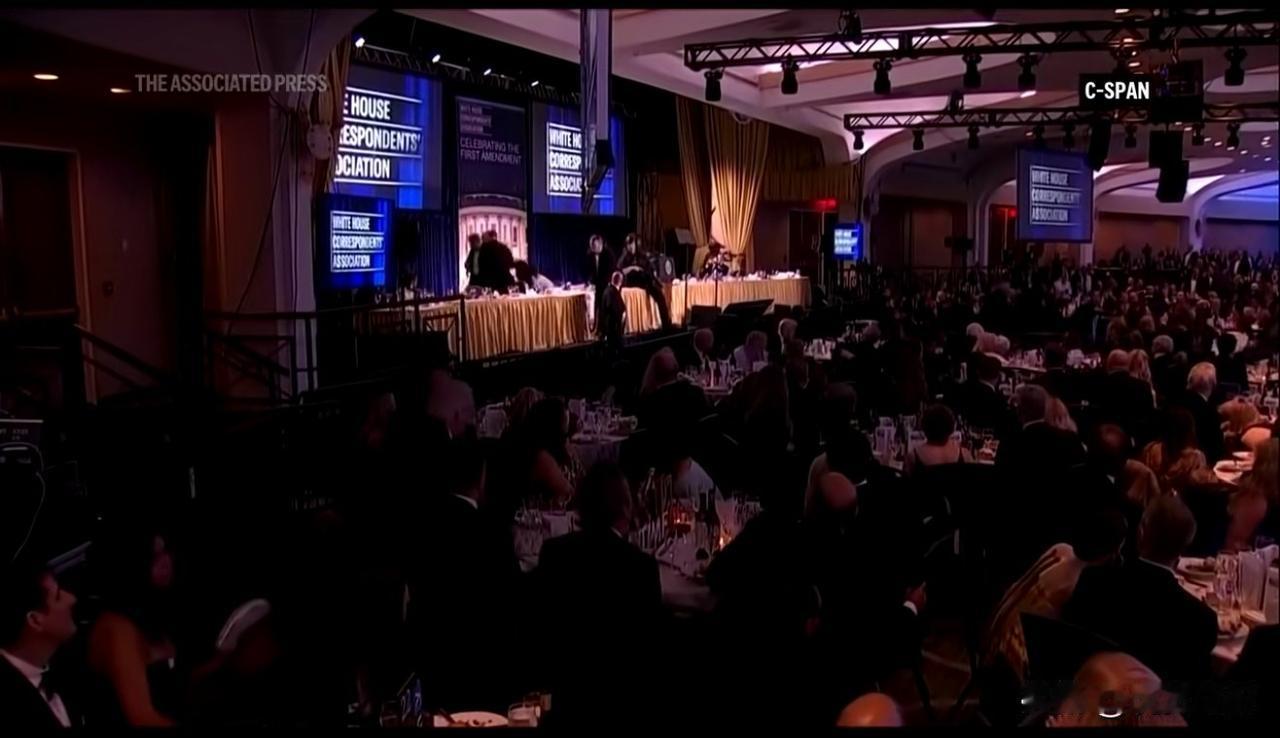 好好一场媒体界的年度社交盛宴，本来穿着礼服、正准备好好吃顿席，结果突然枪声一响，