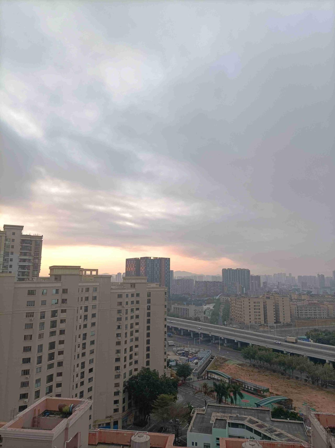 我的今日状态：😁轻松愉快
我这里的天气：🌤️多云深圳今日阴天多云，气温18度