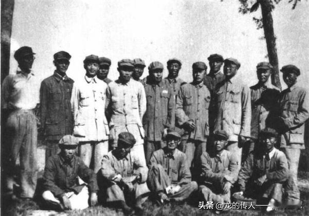 1948年夏，中原野战军部分领导同志合影。前排右一为钟汉华。中排右起:陈再道、杜