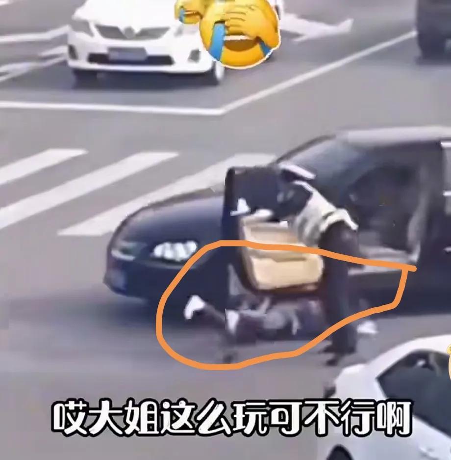 帽子叔叔不救，差点自己驾驶汽车把自己压死了[我想静静]
女司机换错档，前进变后退