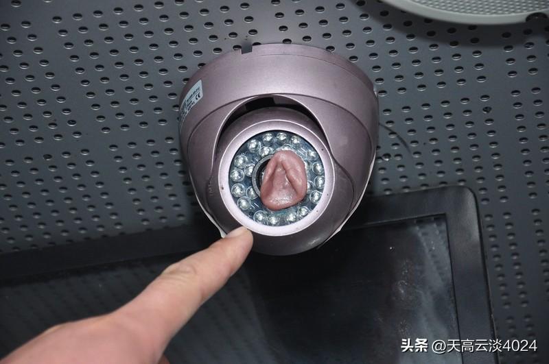 邻里纠纷双方装9个摄像头对轰 邻里之间本应和睦相处，可西安这对夫妻和邻居却闹到装