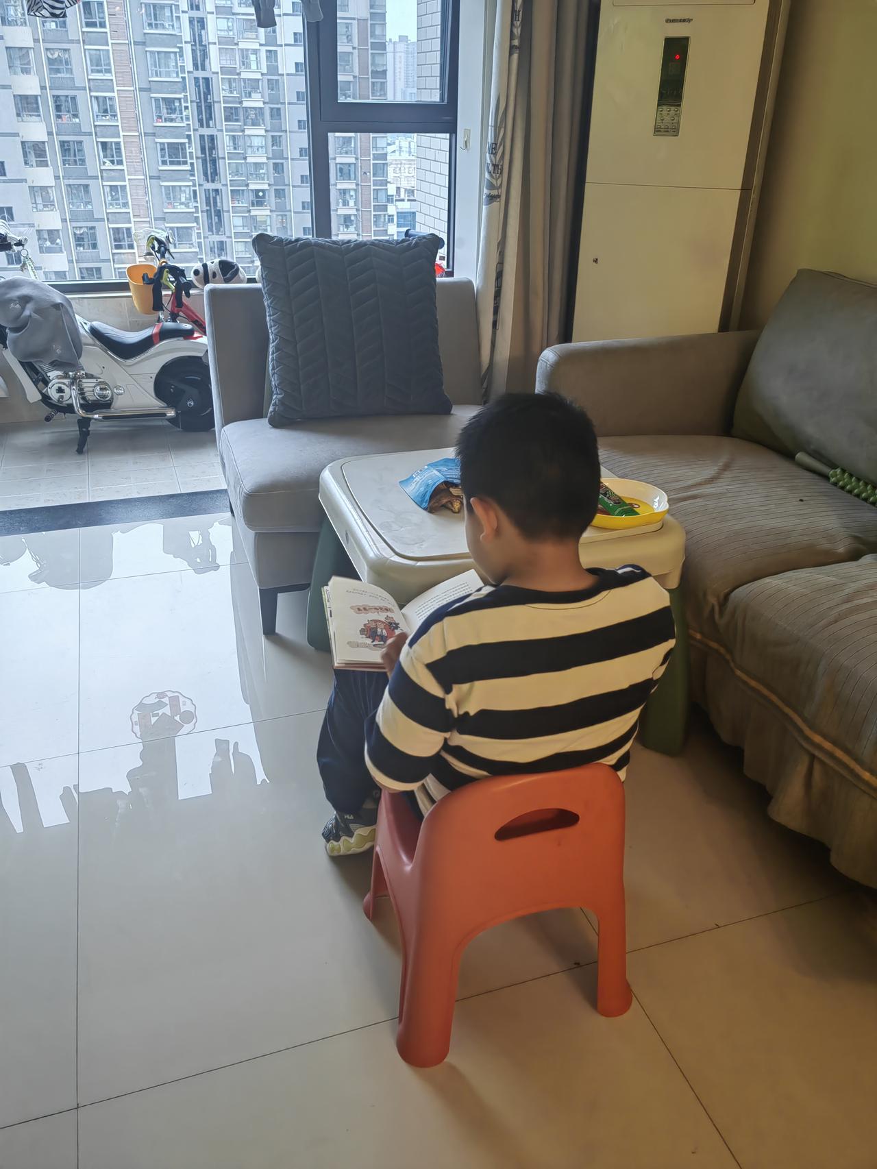 别再盲目鸡娃！高质量陪伴才是孩子最好的成长养分
 
如今很多家长陷入育儿焦虑，忙