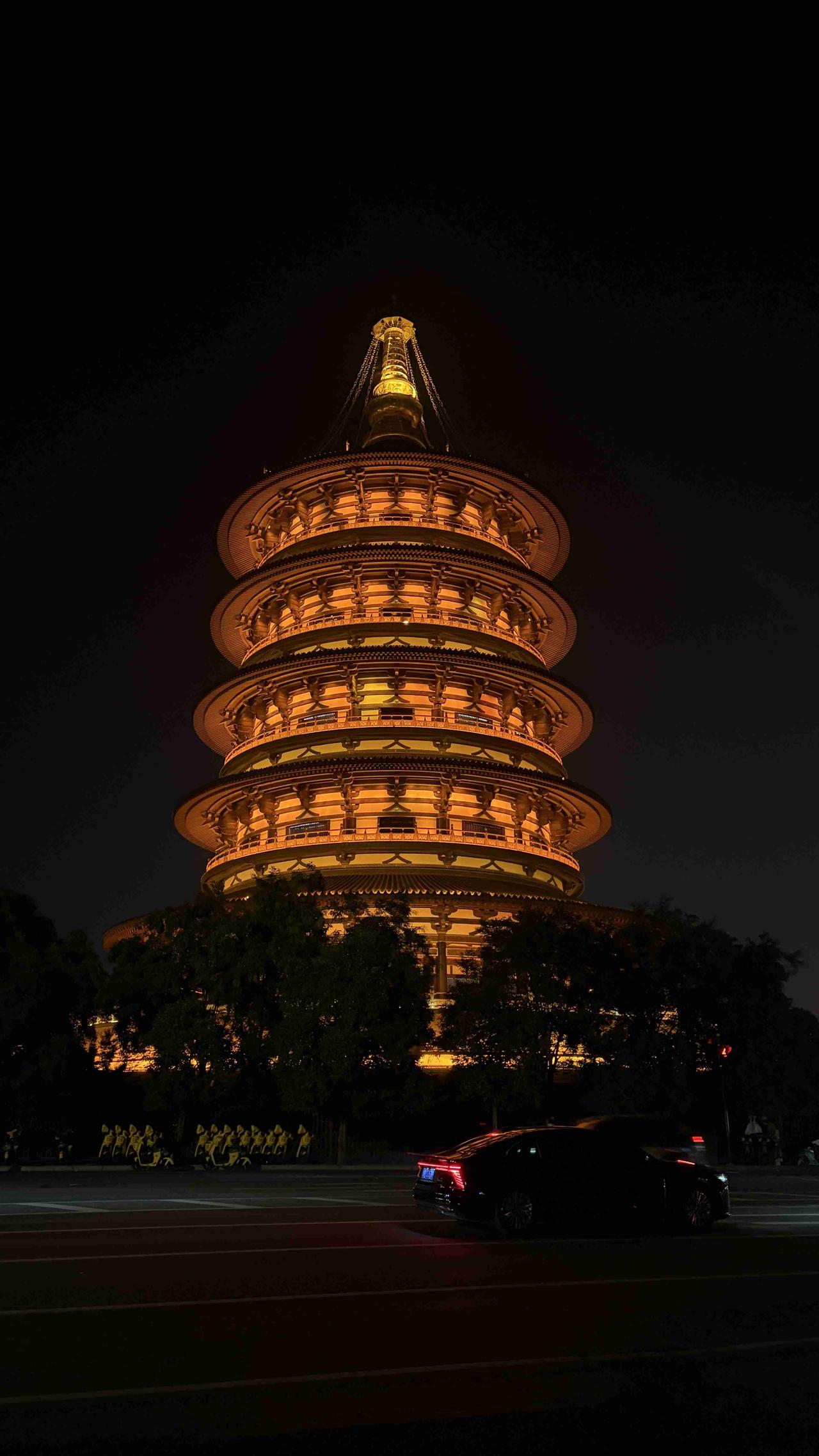 夜晚的洛阳城真的很美，任何一个词语都没有办法形容，虽然是一座新城，但是处处都给你