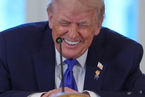 特朗普开怀大笑，华尔街在失业率改善后再创历史新高。

标准普尔500指数上涨0.