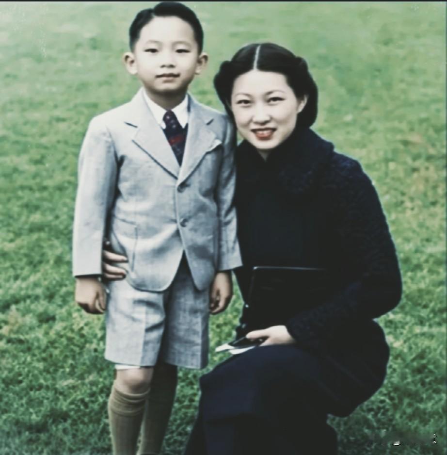 不知道是哪位大神给赵四小姐和儿子张闾琳的照片上彩了，这效果还挺惊艳。这张摄于19