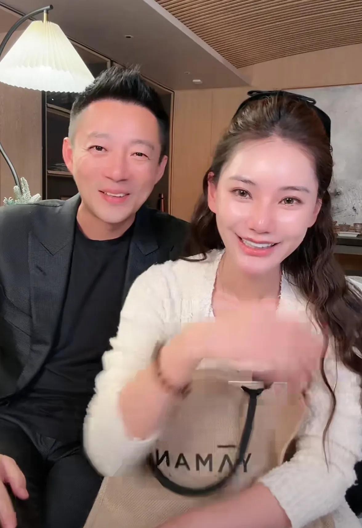 从汪小菲的笑容可以看出现在是真舒心，以前都是小心翼翼的神情太压抑。
 
父母的教