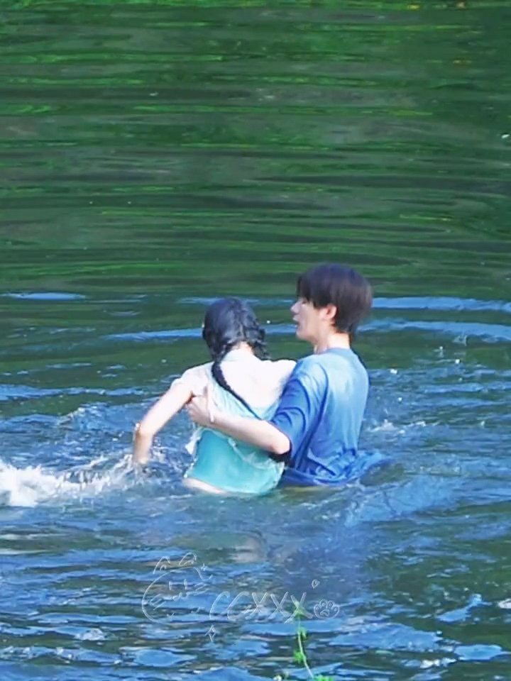 周也胡先煦落水戏周也胡先煦拍落水戏路透 周也胡先煦落水戏路透，好敬业的两个人！ 