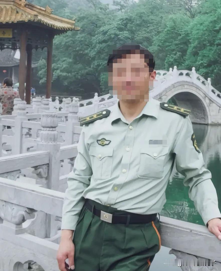 两张很有意思的照片，应该都是在部队换装不久，第一张武警中校穿着07式长袖衬衣，裤