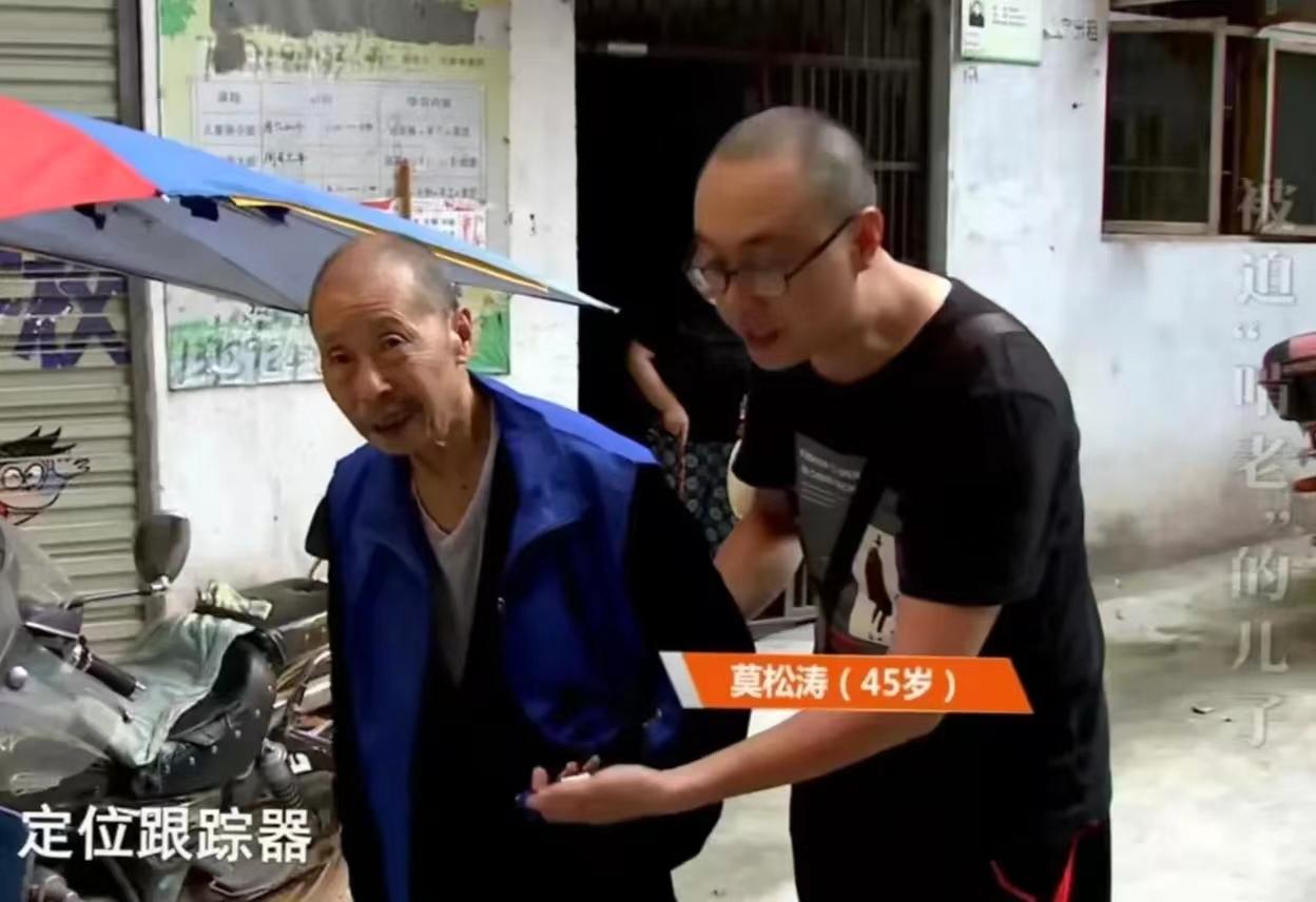 四川，45岁男子，为照顾年迈的父母，12年没上过班。可谁想，2个姐姐却以经济困难