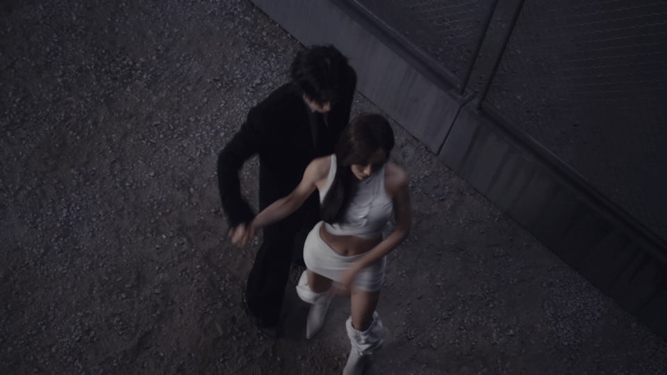 李斯丹妮mv女主角是王霏霏李斯丹妮王霏霏烟花下热舞双强合体杀疯了！李斯丹妮×王霏