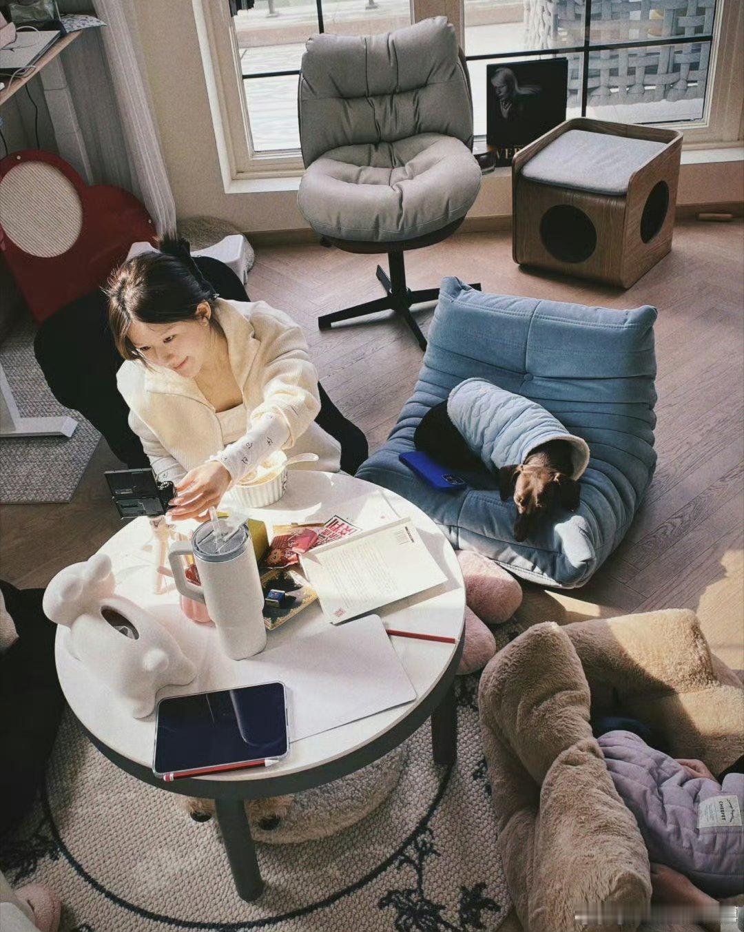 赵露思简直就是个多巴胺快乐女孩 好羡慕露思的生活状态啊 永远开心下去吧姐姐 ​​