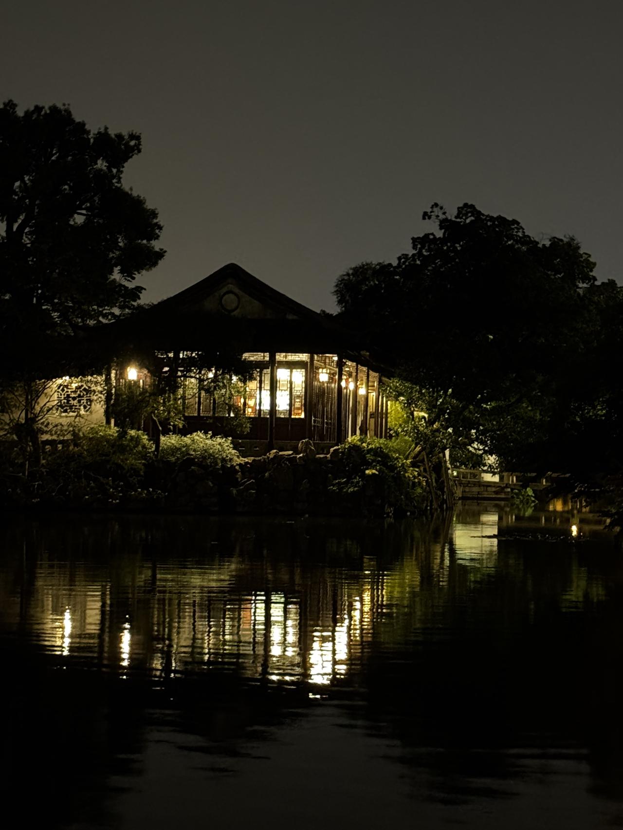 有人拍过夜景照片吗拿出来晒一晒沧浪亭夜景主打雅致静谧、氛围感极强。