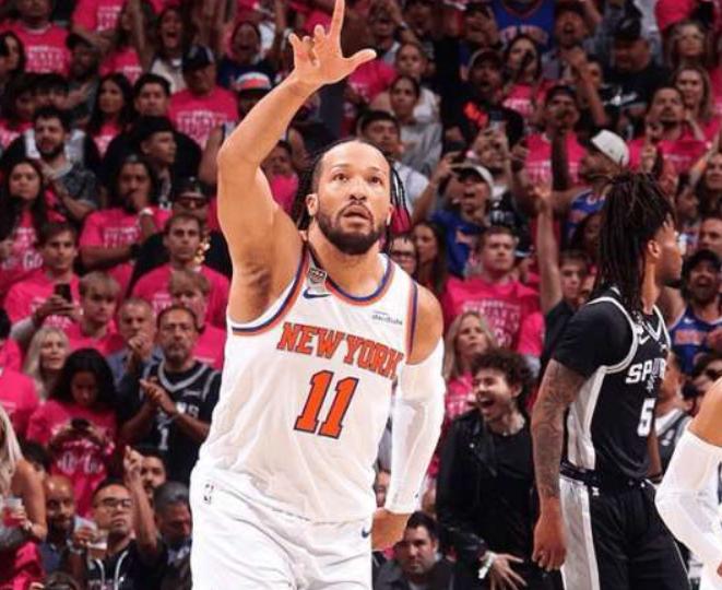 NBA总决赛，马刺主场对阵尼克斯的第二场比赛中，出现了奇葩的一幕。比赛还剩下9.