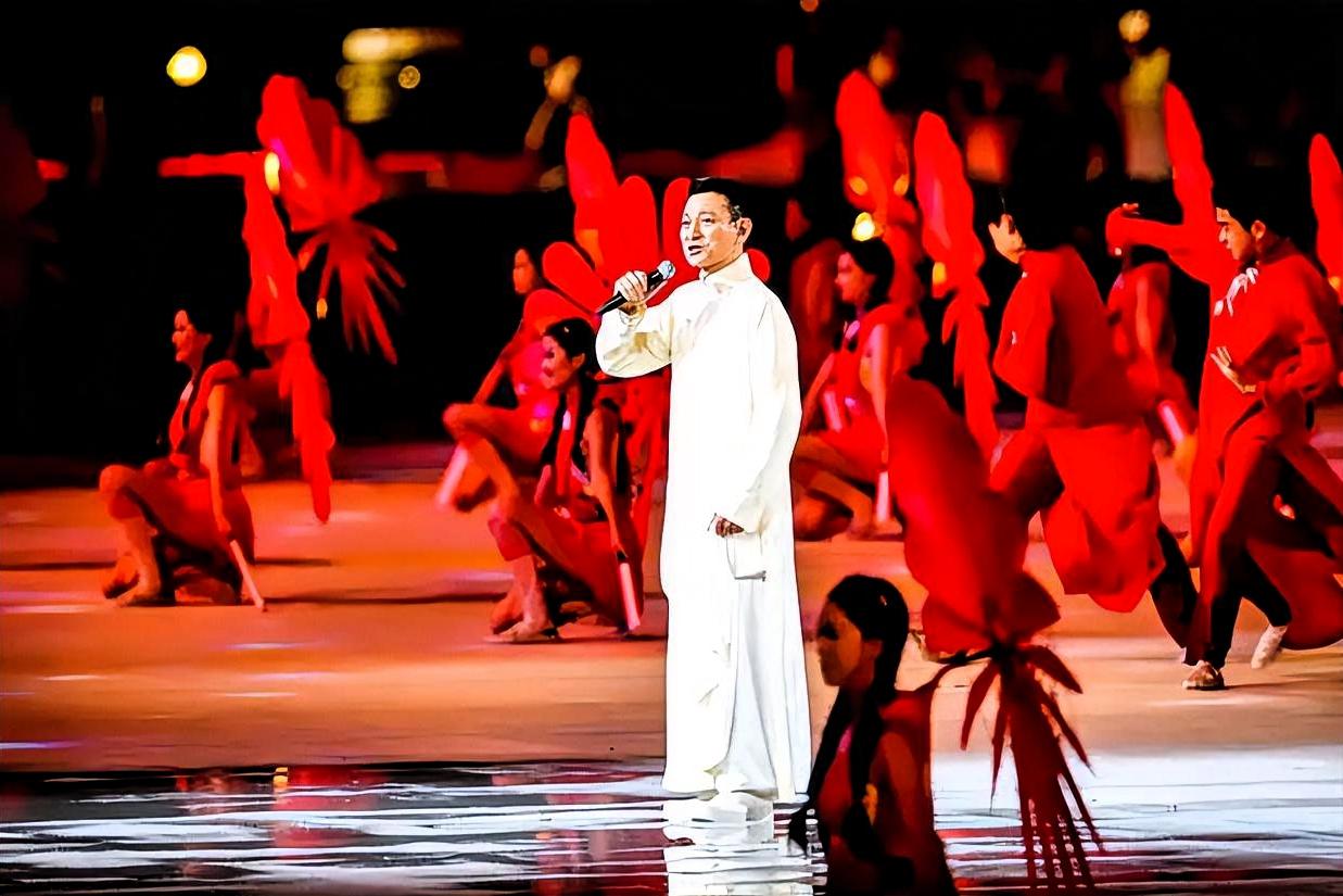 若要选一位能贯穿几代人春节记忆、兼具情怀与担当的艺人，64岁的刘德华必然是首选。