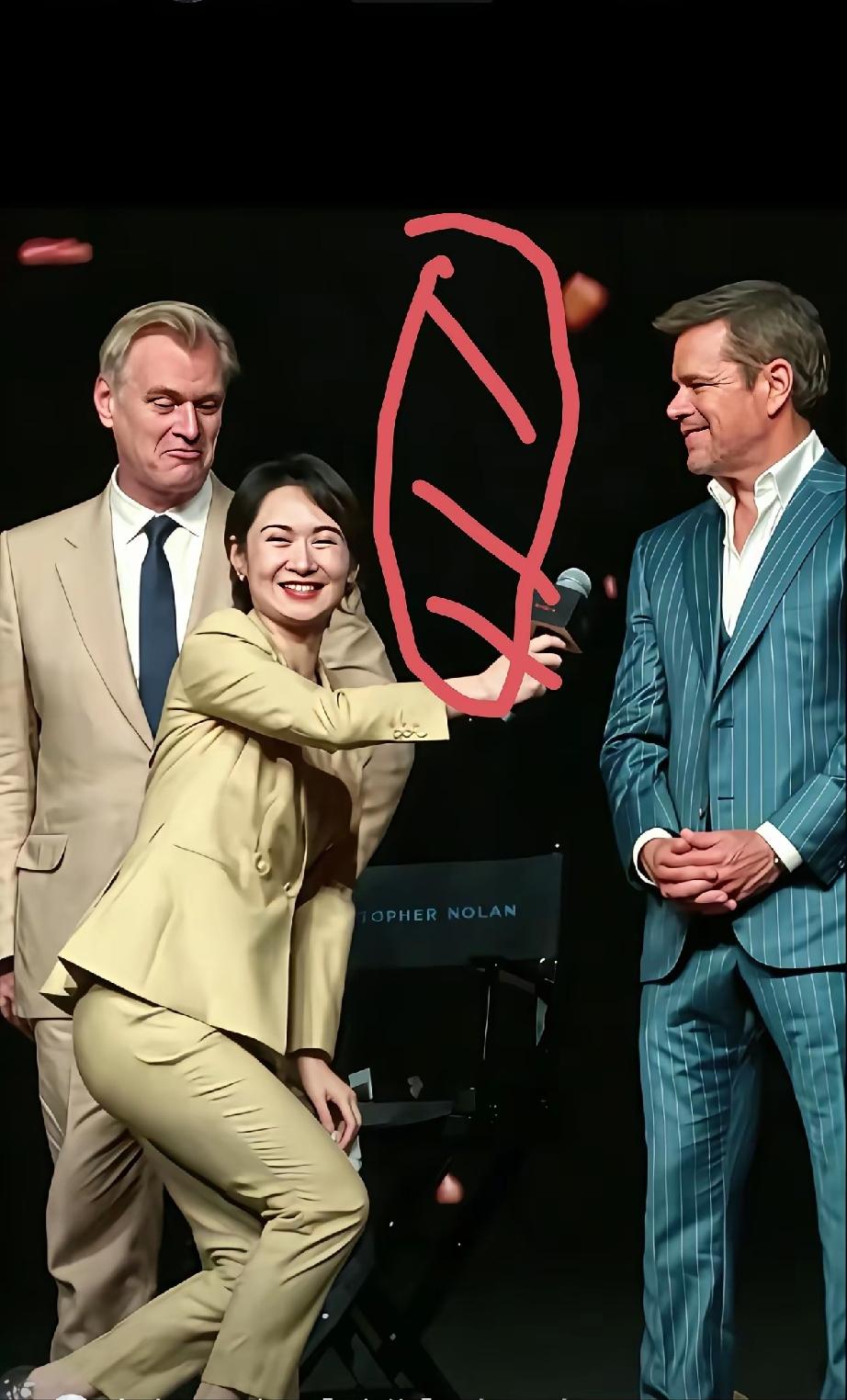 若是单纯担心挡住镜头，

现场明明还有不少空位可供选择，

何必非要做出让人争议