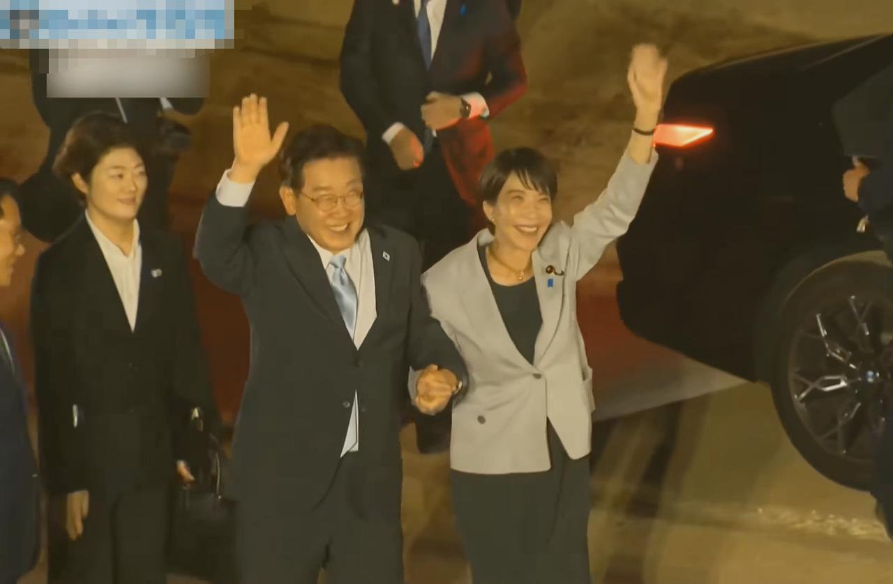本来各国领导人拉拉手、挥挥手，这都是再正常不过的事了，但这张图片是真的“蚌埠住了