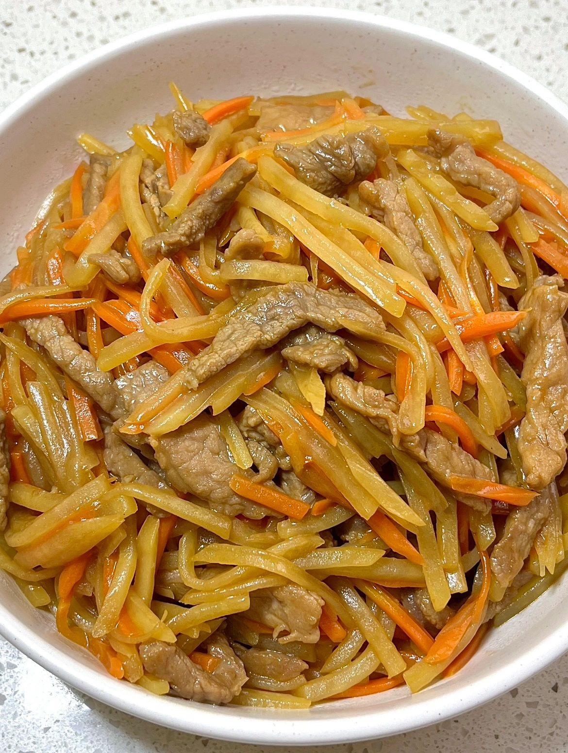 土豆炒牛肉‼️，减脂家常菜真的巨巨巨好吃
上班族的姐妹不可以错过的美味，做起来也