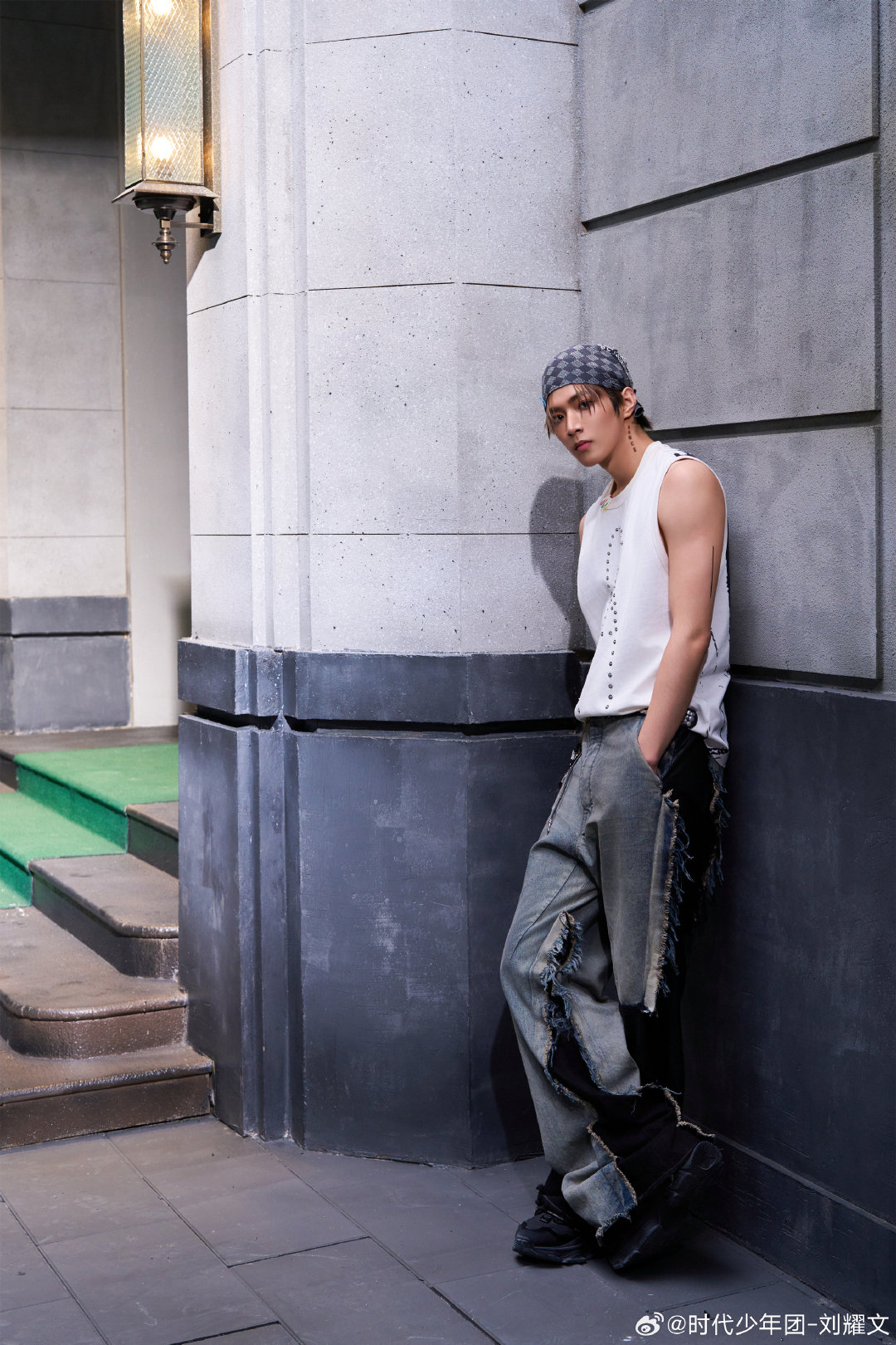 刘耀文：哥们儿 戴头巾儿 穿背心儿怎么会有人往墙上一靠就秒出神图呀， 耍帅简直就