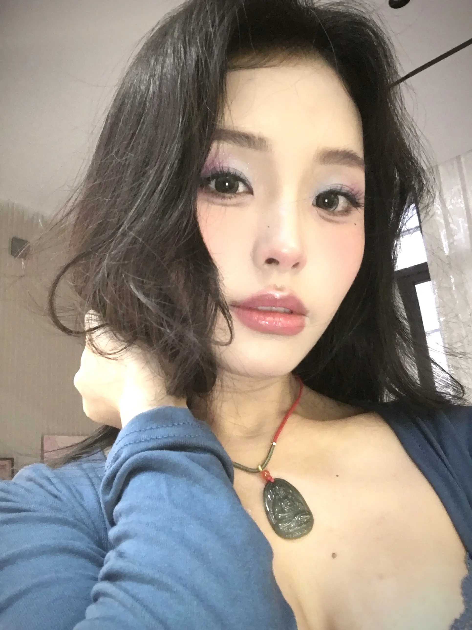 浅蓝色眼影迷离的眼神