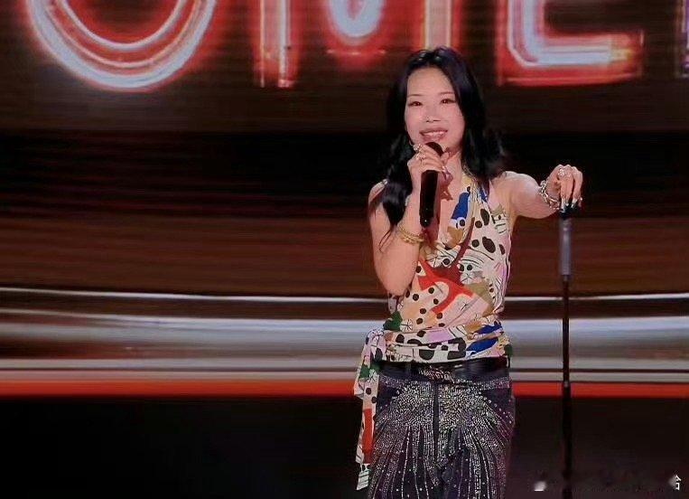 万妮达回应说唱武则天 万妮达的脱口秀首秀把“说出来又如何”拿捏得死死的！从说唱梗