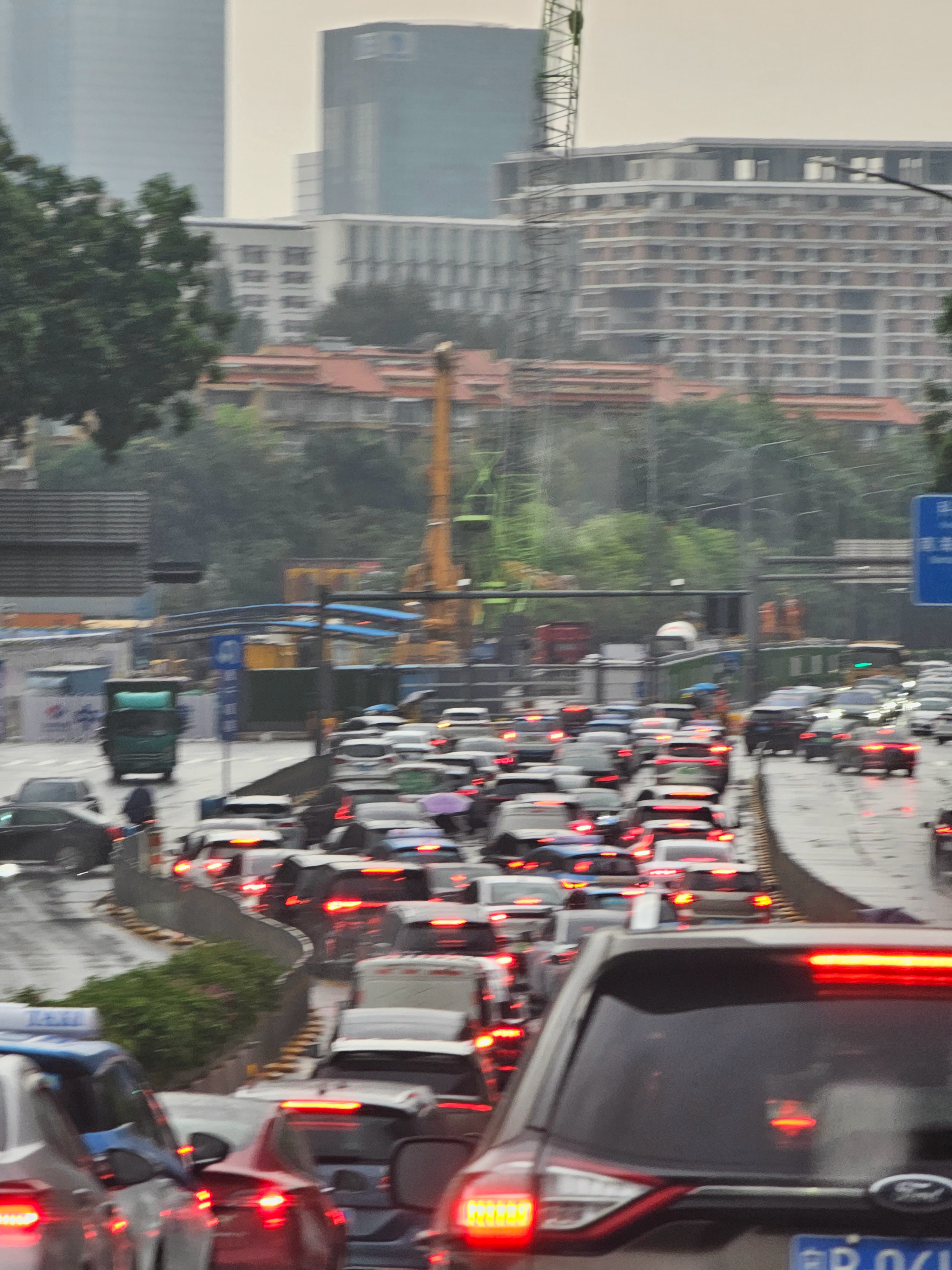 周末的深圳路况真是外地车多+新手上路多堵死 ​​​