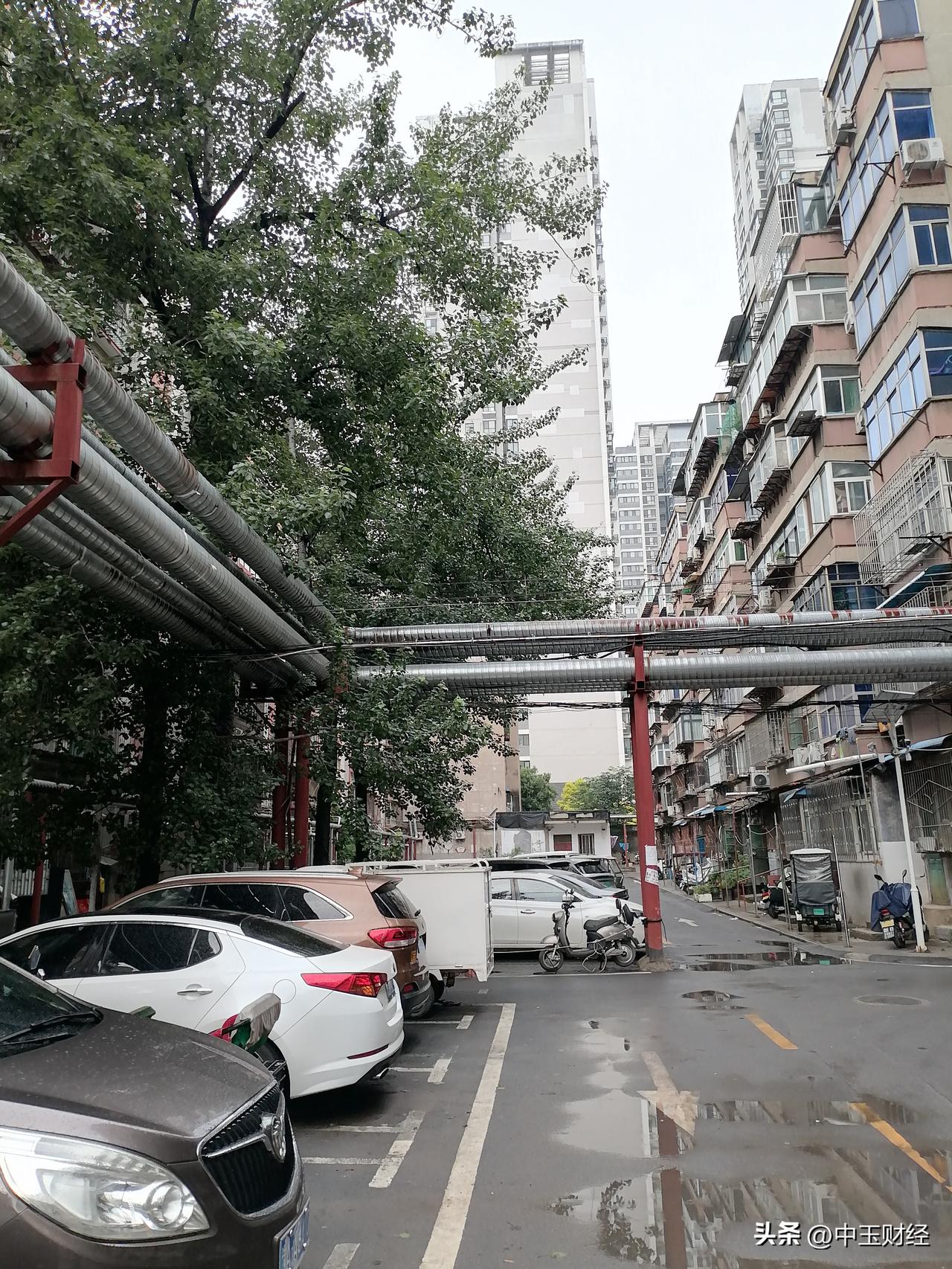 实际上，环境卫生，居住成本以及相对合谐也是醉了。水电气暖及维修，社区治安等都社会