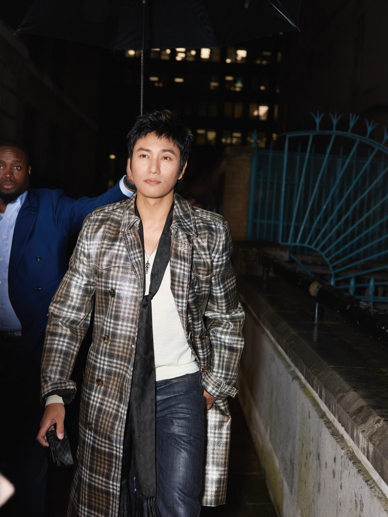 陈坤被“克隆”了？

这脑洞也太离谱了…

最近刷到一堆陈坤被克隆人替换的视频，