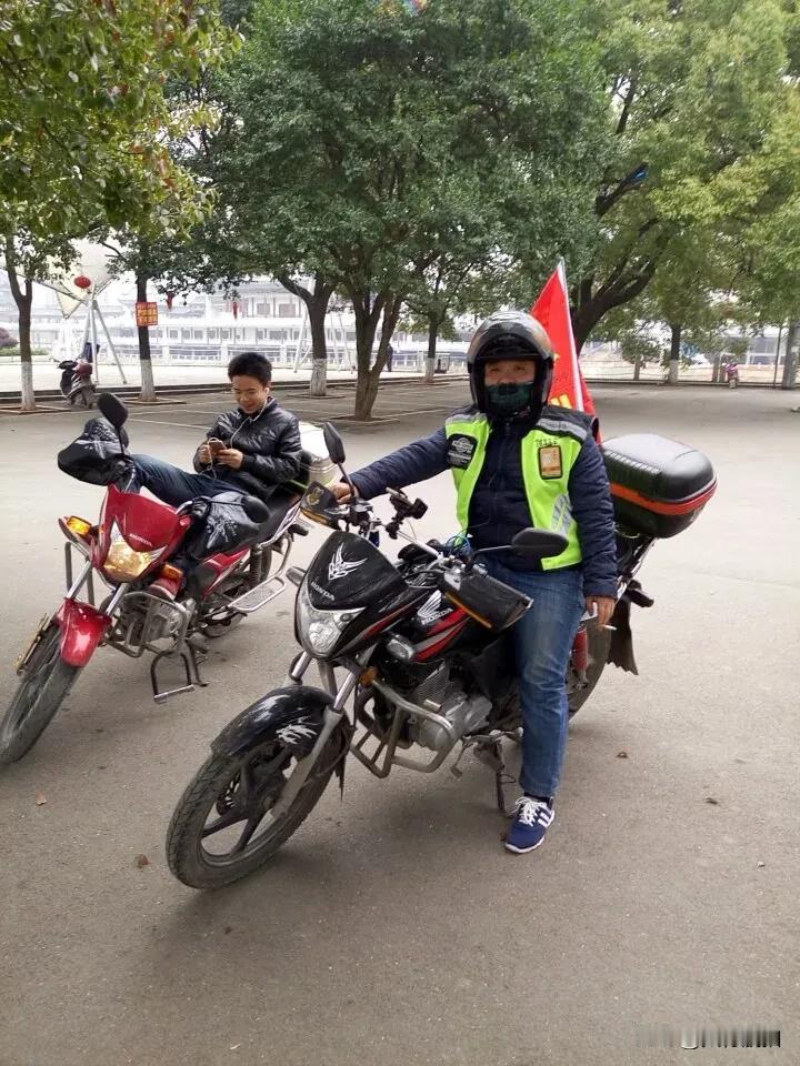关于是否禁摩的思考：在秩序与自由之间寻找平衡

清晨七点的城市街头，摩托车的轰鸣