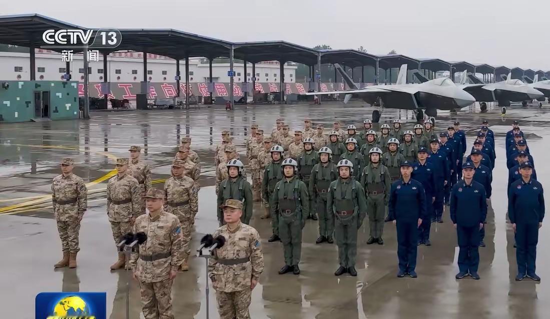 致敬咱们的守护者啊，没有他们就没有咱们的平安幸福生活啊，感谢你们，真的是辛苦了啊