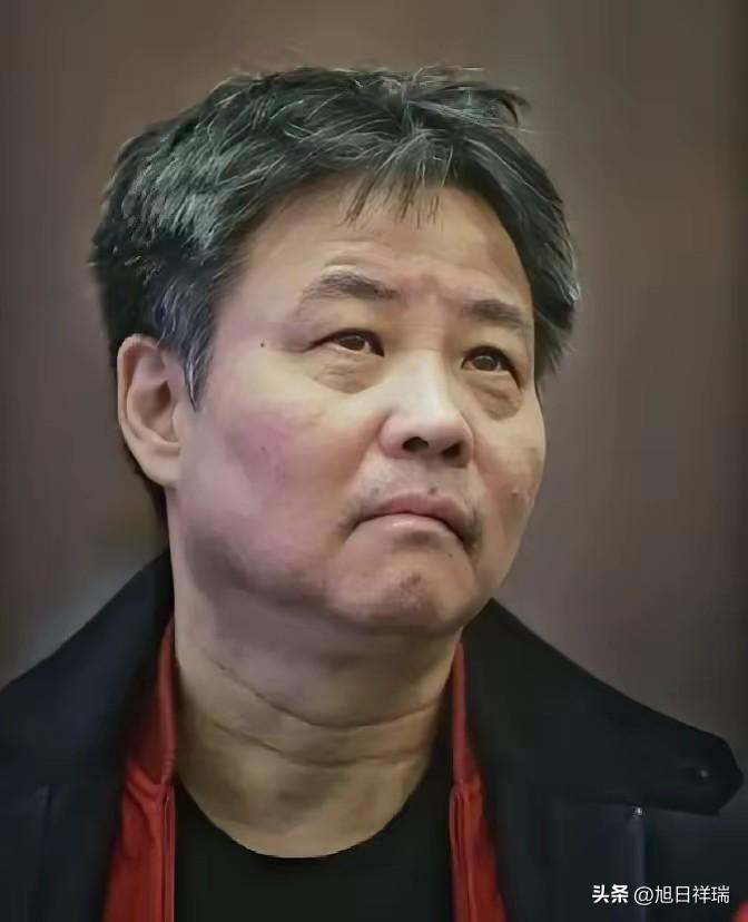 我觉得余华这辈子最牛的事，不是写出《活着》，是娶了陈虹。
1991年，31岁的余