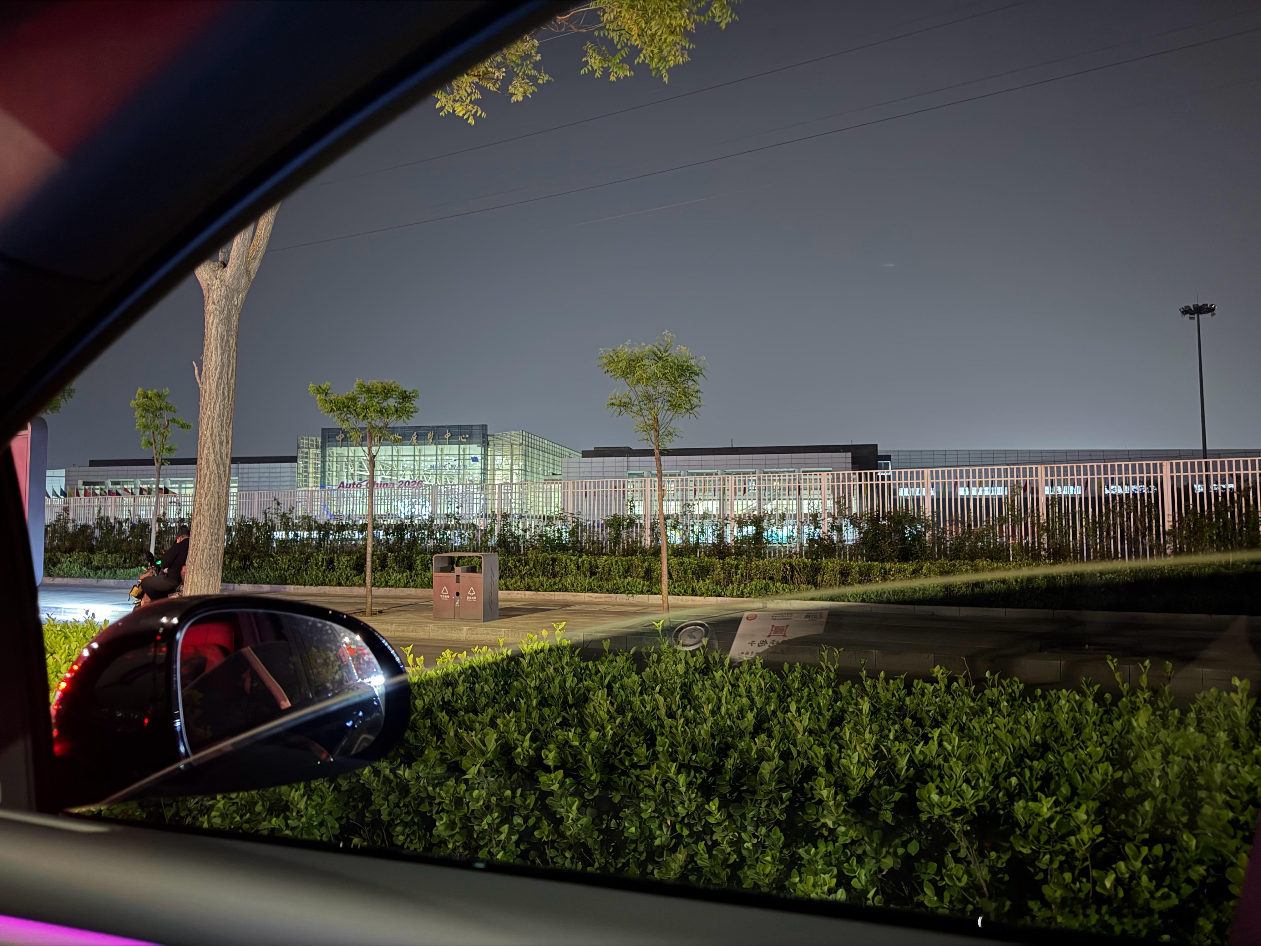 头一回！在家门口的车展体会到了出差的感觉忙完了所有事儿 晚上来入住 路过会展中心