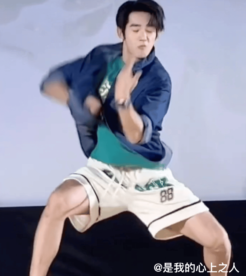 #动图[超话]# 于适打拳，这比了几下还真是挺有架势的[开学季] ​ ​​​