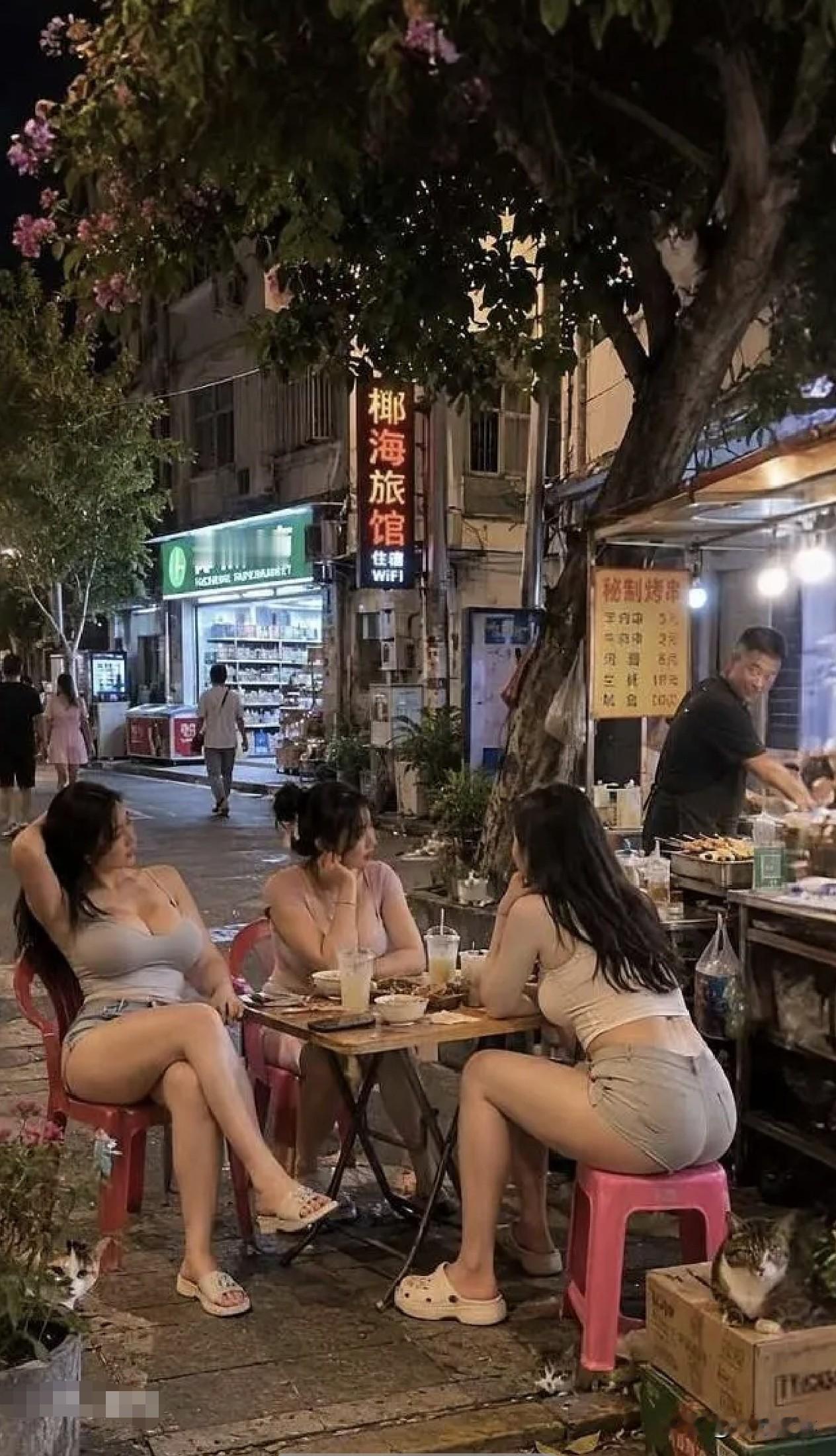 我说老板，你不好好烤串，眼睛瞅啥呢？……[黑线][黑线][黑线]
我是老板老板 