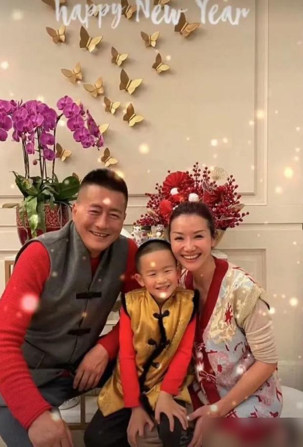 2003年，高曙光拍完戏回家就跟妻子江珊说：离婚吧，我和你三观不合。江珊二话不说