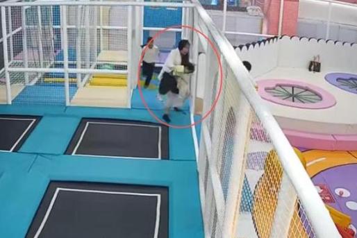 店家回应男童喝珍珠奶茶窒息身亡，安全意识薄弱，维权意识很强。4岁男童，玩蹦床，奶