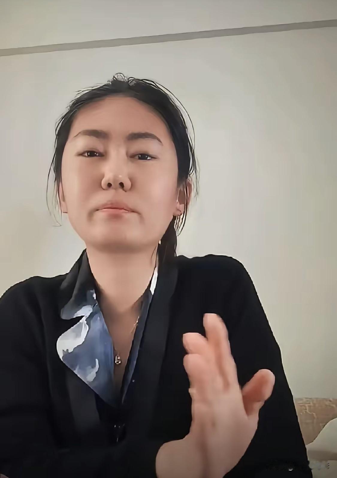 宋珍珍曾经是环球小姐华南总冠军，那时候化个妆还是挺漂亮的，再加上年轻，只要她愿意