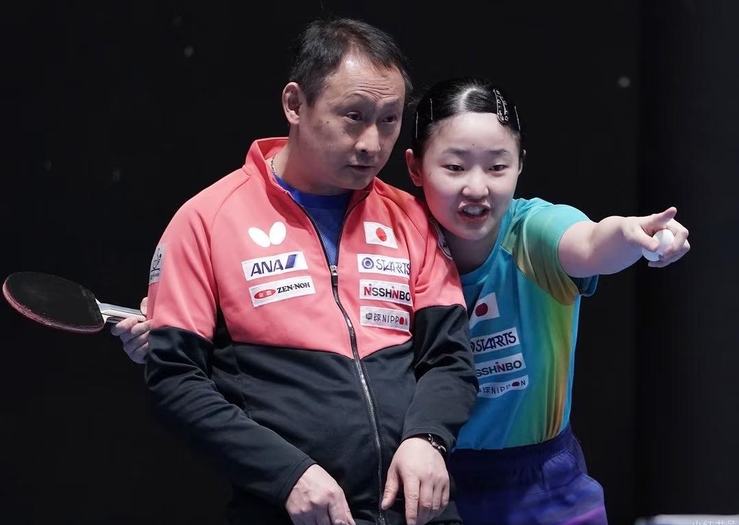 张本美和第一天上训，老爸张本宇陪伴在身边，这对父女的开心互动画面太暖心了！

今