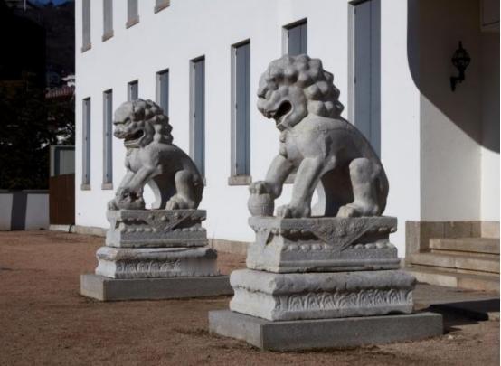 诚意满满！李在明这次来，赠还了一对清代石狮像。而这个石狮子来历不小，是日本从中国