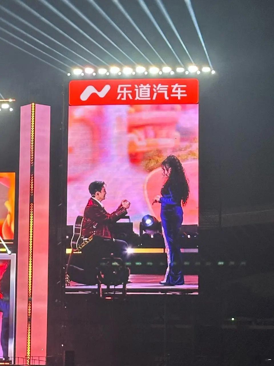 昨晚浙江跨年晚会，直播求婚了哦吼，也是看到真实的娱乐文场景了 