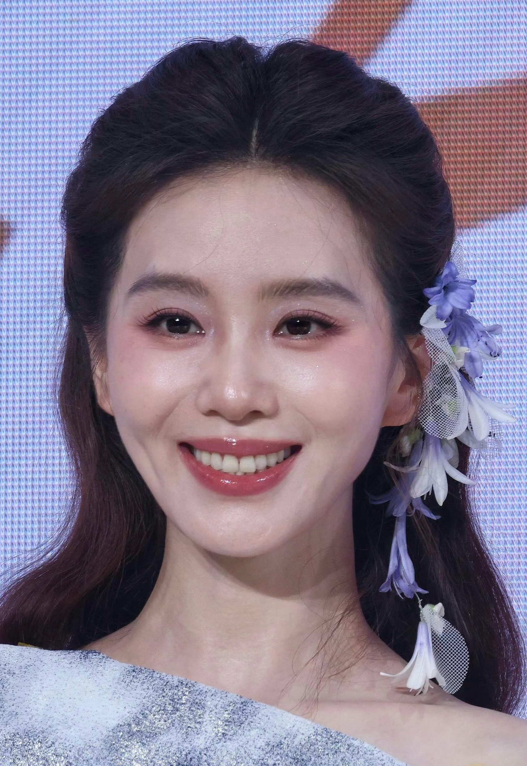 刘诗诗刘亦菲活动生图 这里两位都是没有美颜滤镜的真实状态。刘诗诗39岁了，刘亦菲