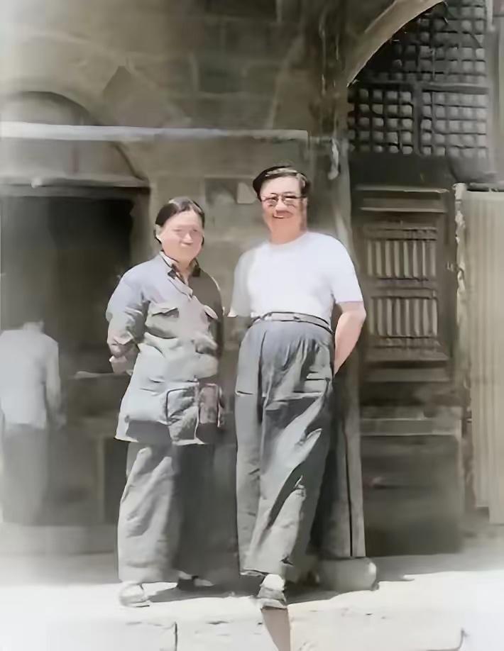 考考你眼力，这是谁一家人？
他可是开国上将，长期从事情报、保卫、特工工作，是新中
