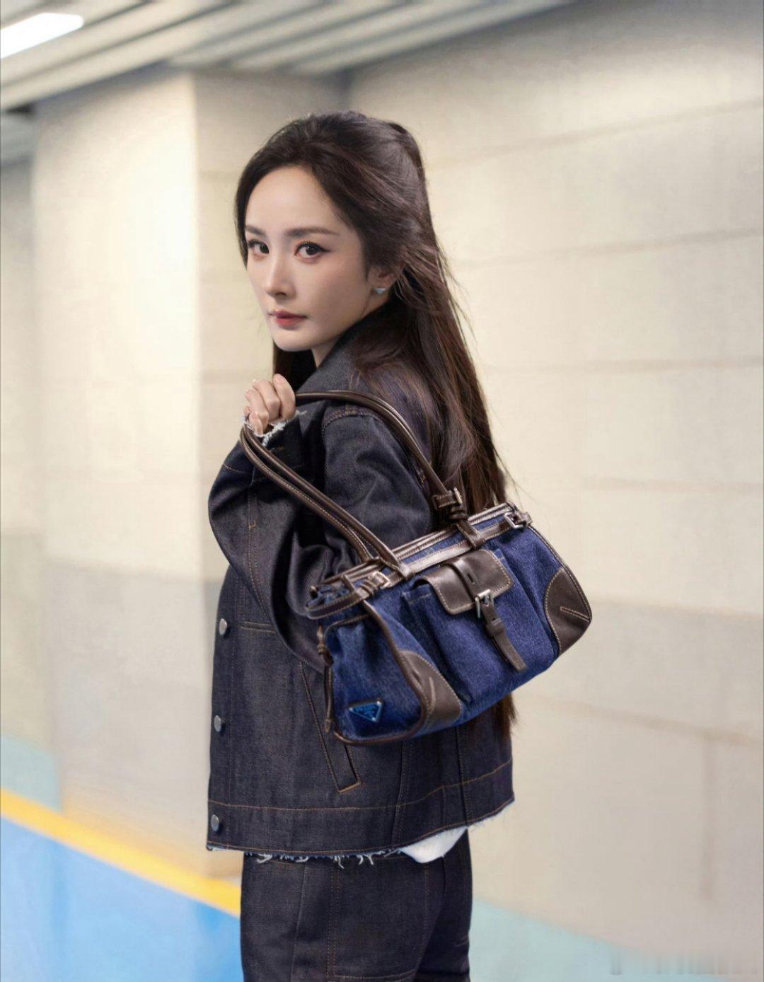 Prada出发图Prada这场视觉盛宴太绝了！杨幂的牛仔套装利落又摩登，气场全开