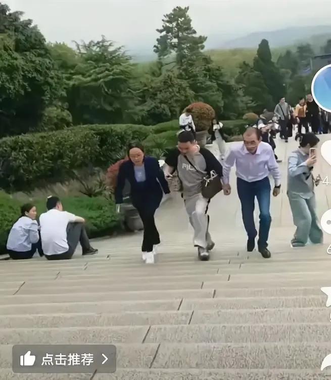 谢浩男带着谢岳，还有大妹爬山，助理看老谢累得直喘，就说，让儿子背你吧！谢岳：那可