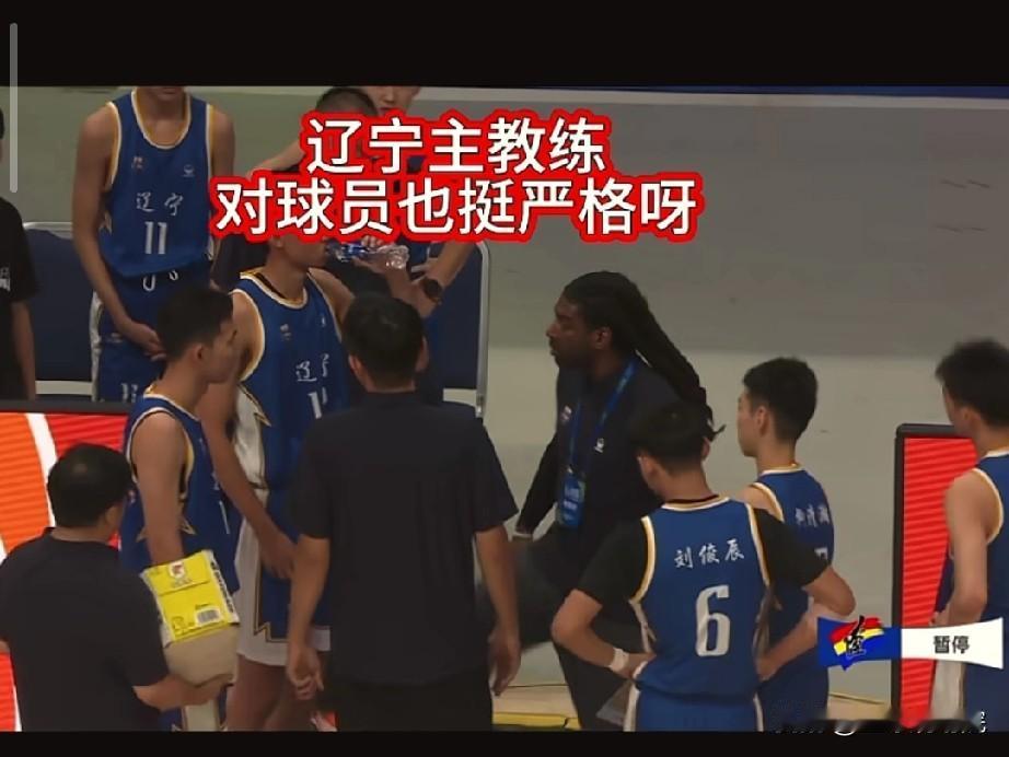 梅奥这脾气也挺火爆啊，一脚踹向球员，还气够呛！

梅奥在执教辽宁男篮青年队的比赛