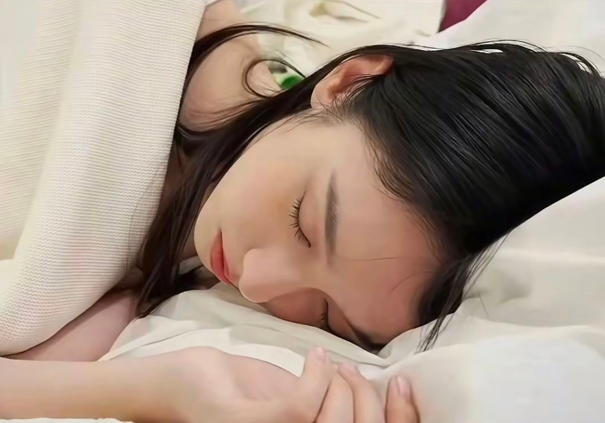张婧仪、周也睡颜也太像了吧！不知道的还以为是同一个人。周也 张婧仪 怎么会有人睡