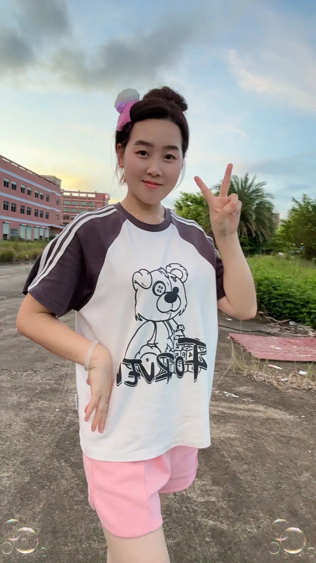 别打听我这个人怎么样，没坏到你身上我就是好人，疯狗面前，不会因为你是好...