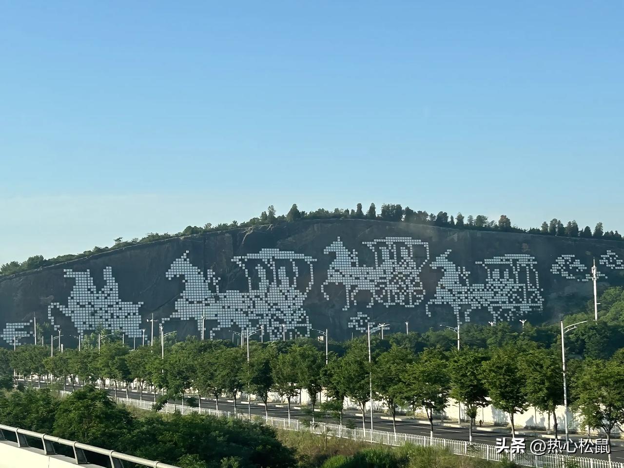 山壁上的像素马车，仿佛穿越时空的奇幻之旅！