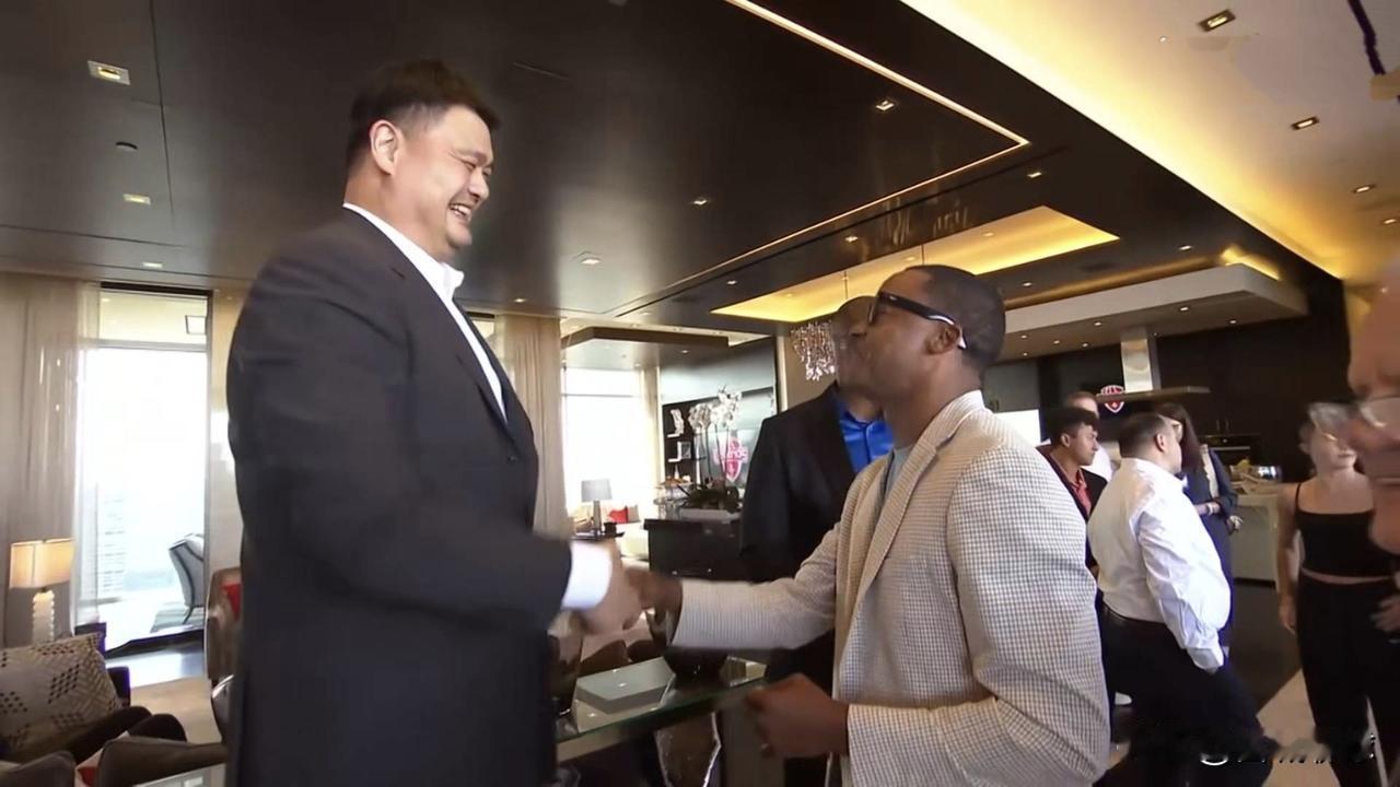 姚明和弗朗斯西再度在休斯顿碰面，真是梦回当初姚明登录NBA的画面[比心]