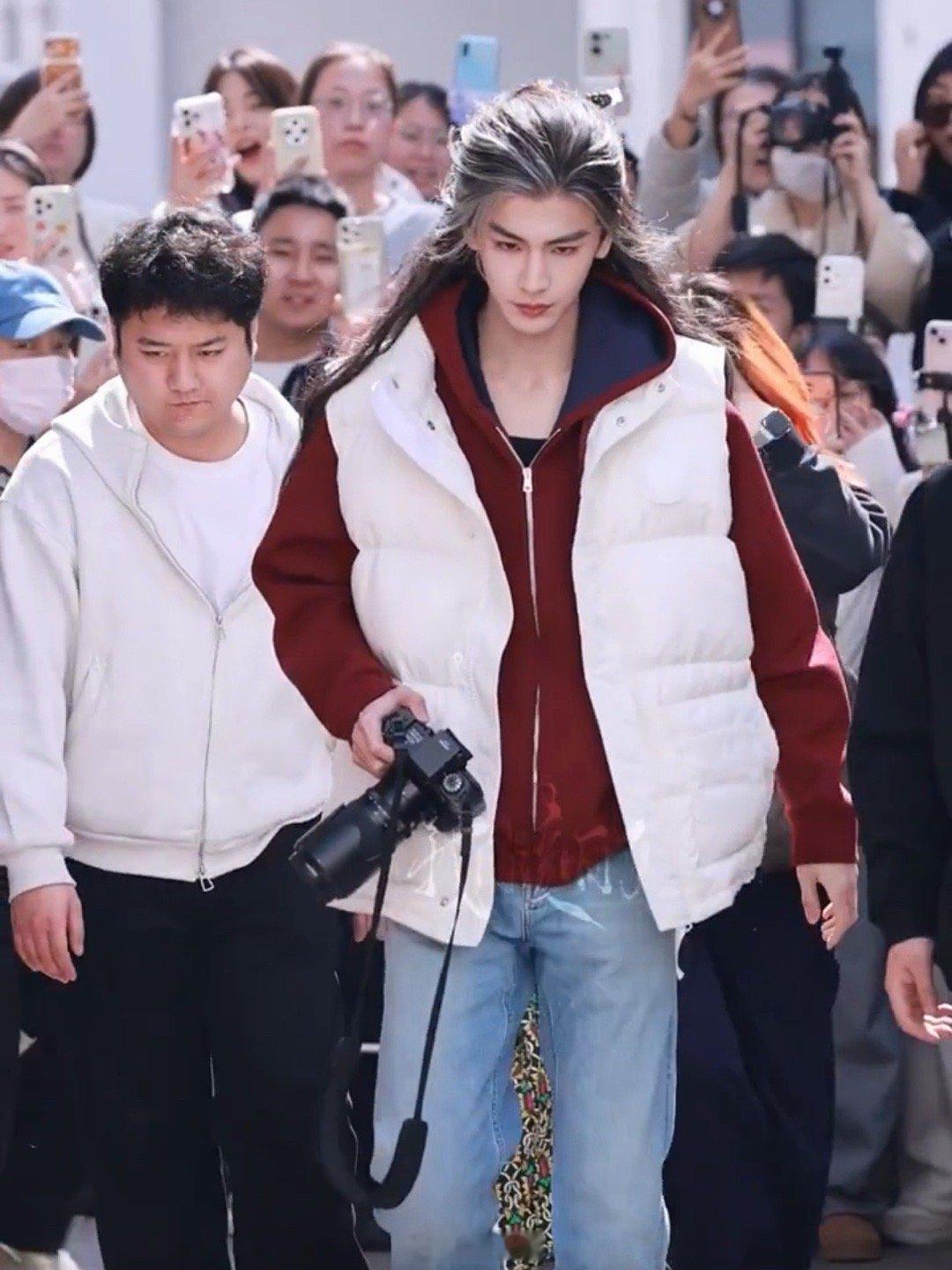 张凌赫又被晒wink了哇哇哇哇，张凌赫今日份的上班路透来了，拿单反的张凌赫隔着屏